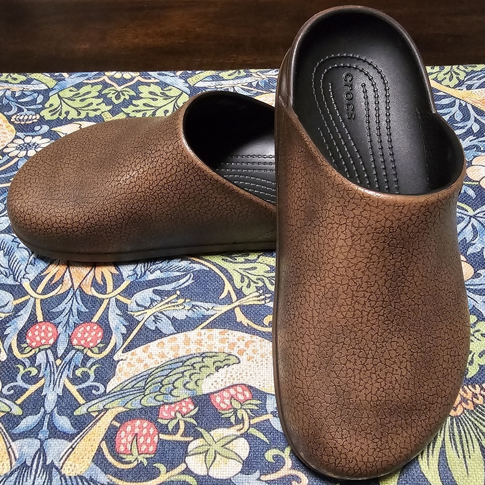 New & Never Worn CROCS Dylan Clogs In Burnished Mocha Brown Size 7 Womens
